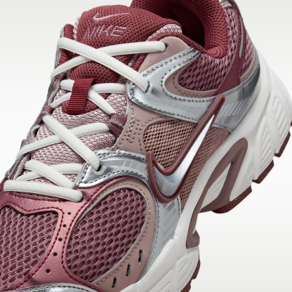 Nike V5 RNR Schuh mit reflektierenden Akzenten (Damen) – Smokey Mauve/Red Sepia/Malt/Metallic Silver