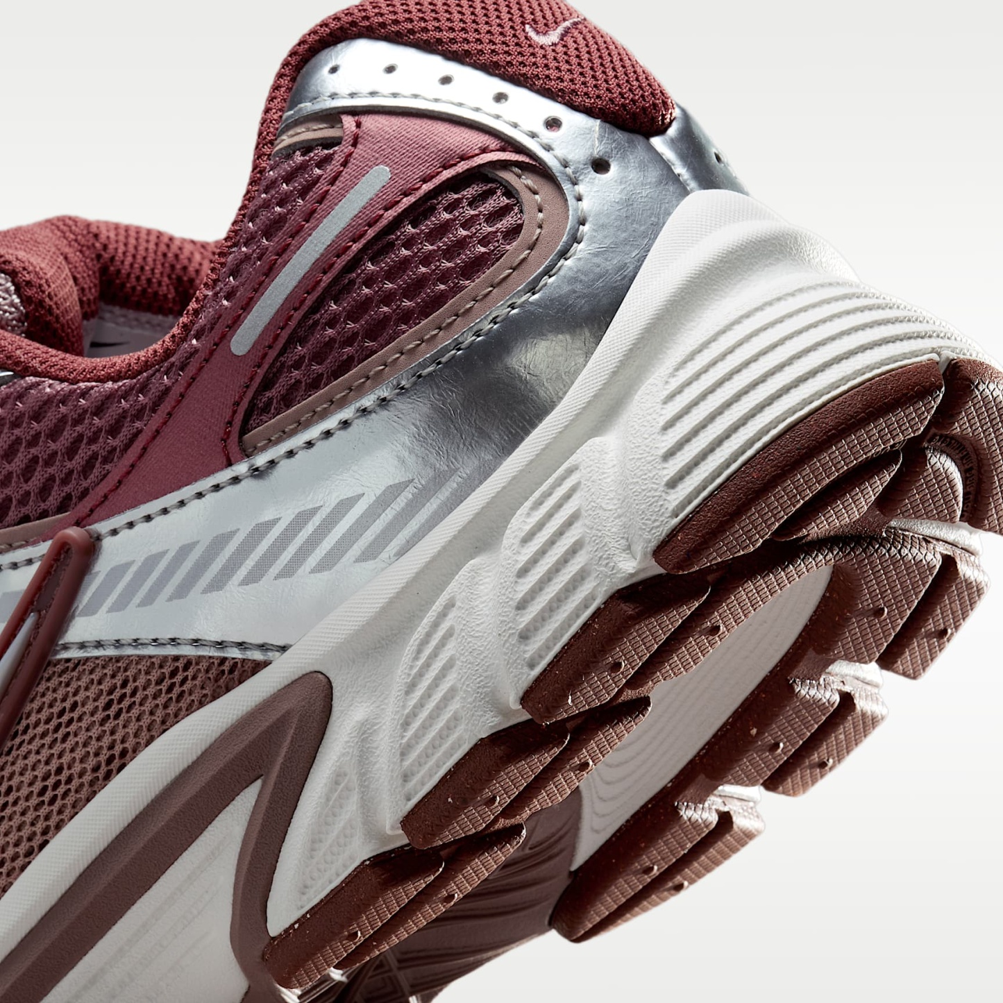 Nike V5 RNR Schuh mit reflektierenden Akzenten (Damen) – Smokey Mauve/Red Sepia/Malt/Metallic Silver