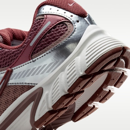 Nike V5 RNR Schuh mit reflektierenden Akzenten (Damen) – Smokey Mauve/Red Sepia/Malt/Metallic Silver