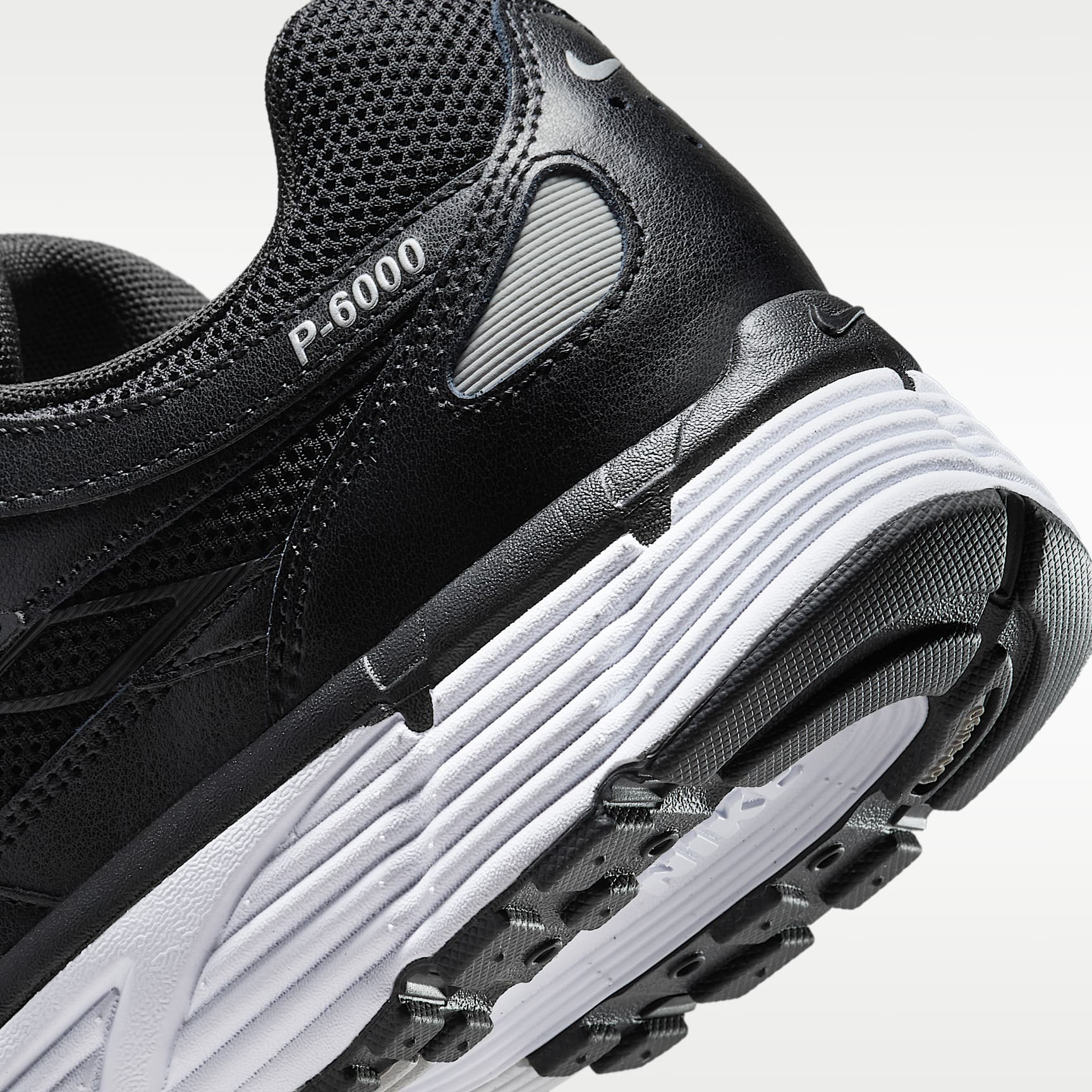 Nike P-6000 Schuh – Schwarz/Weiß/Metallic Silver/Schwarz