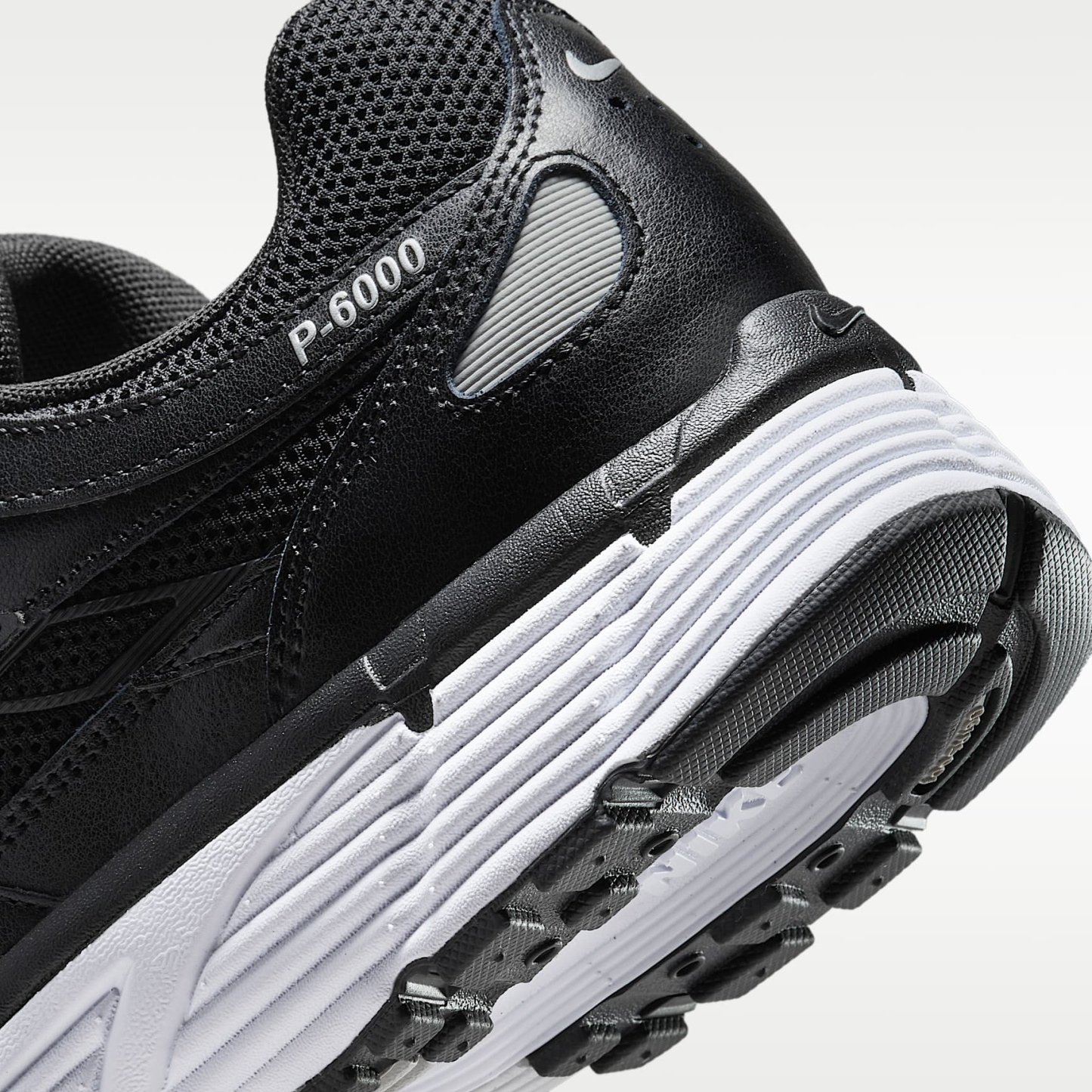 Nike P-6000 Schuh – Schwarz/Weiß/Metallic Silver/Schwarz