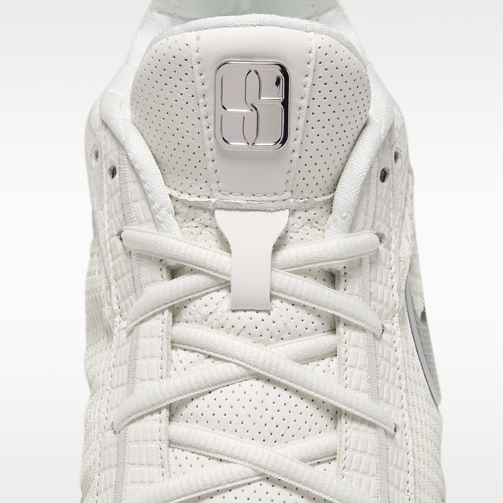 Sabrina 4 "White Label LX" Basketballschuhe – Sail/Sail/Metallic Silver