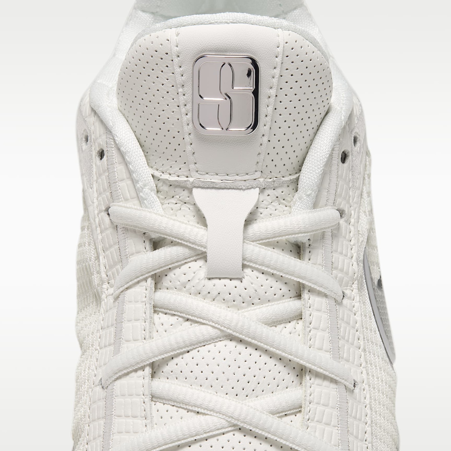 Sabrina 4 "White Label LX" Basketballschuhe – Sail/Sail/Metallic Silver