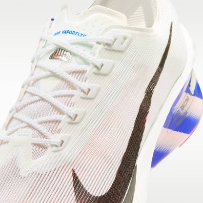 Nike Vaporfly 4 Straßenlaufschuh für Wettkämpfe (Herren) – Weiß/Racer Blue/Silt Red/Schwarz