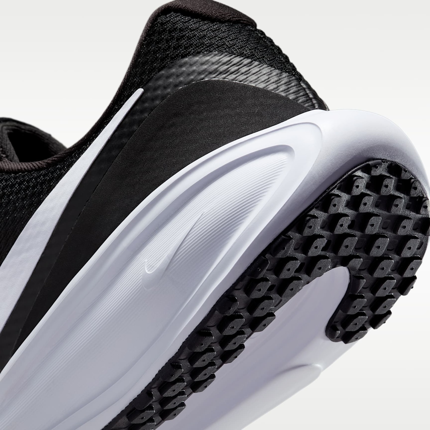 Nike Revolution 8 Straßenlaufschuh (Damen) – Schwarz/Iron Grey/Weiß