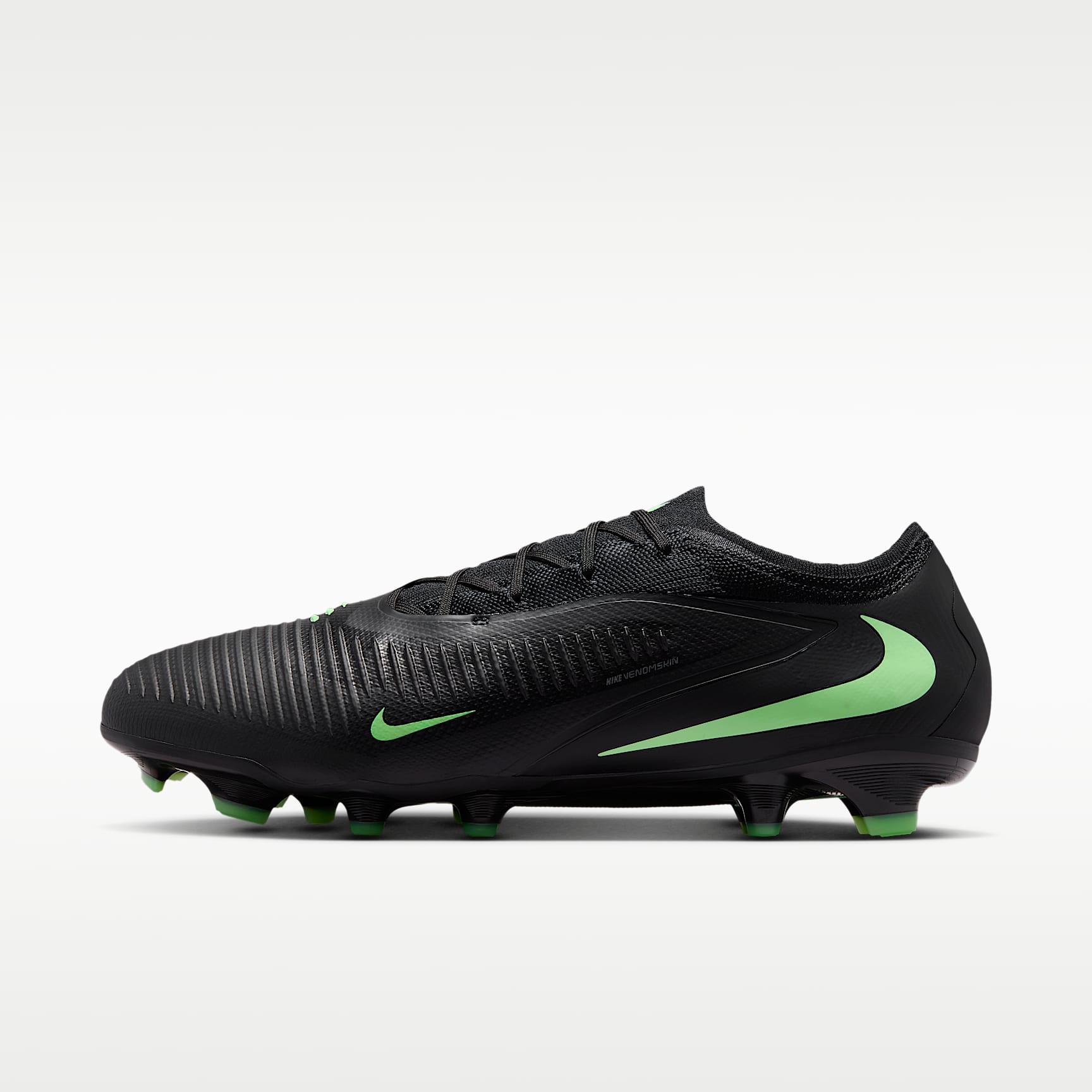 Nike Phantom 6 Low Pro Fußballschuh für normalen Rasen – Schwarz/Schwarz/Illusion Green