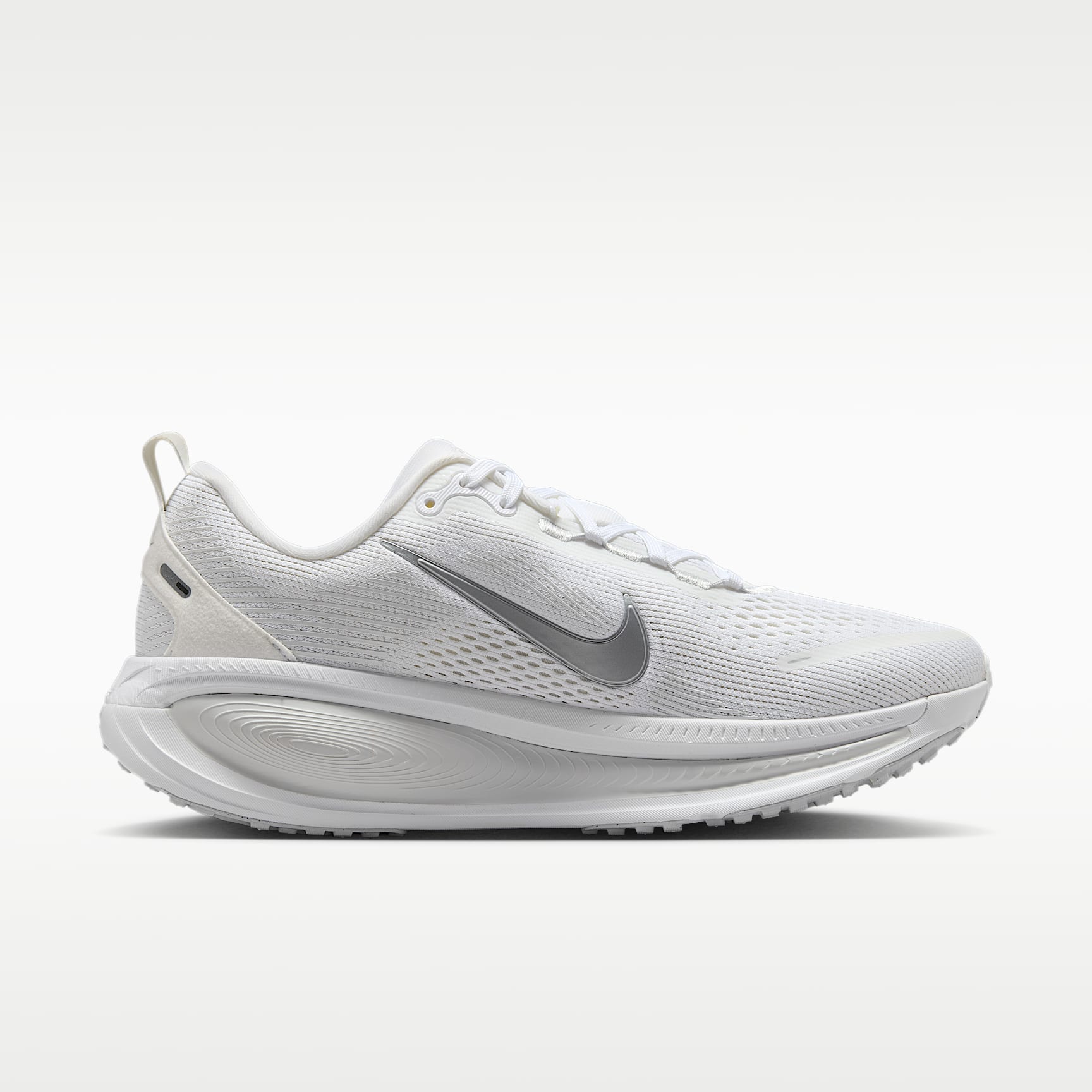 Nike Vomero 18 Straßenlaufschuh (Damen) – Weiß/Photon Dust/Summit White/Metallic Silver