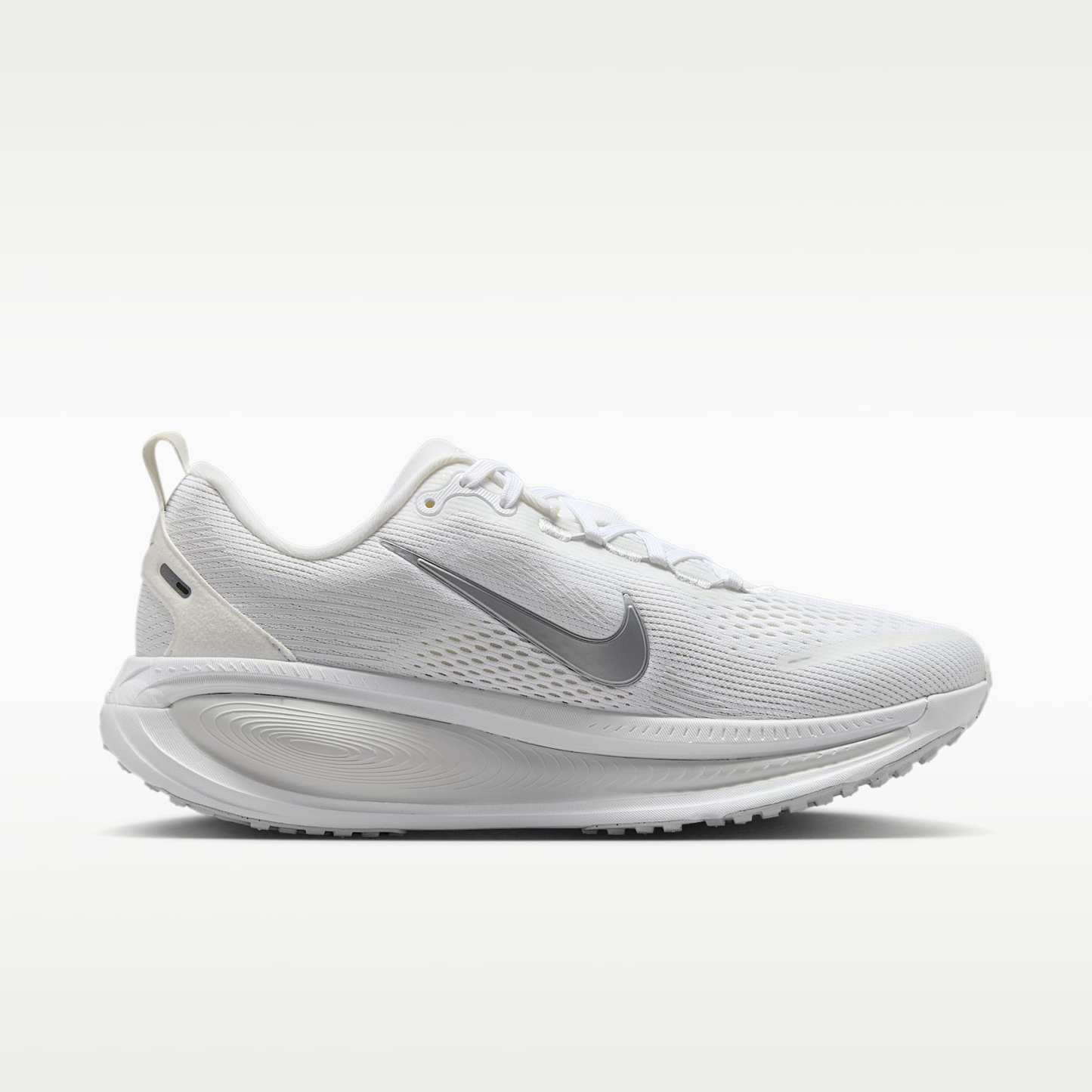Nike Vomero 18 Straßenlaufschuh (Damen) – Weiß/Photon Dust/Summit White/Metallic Silver