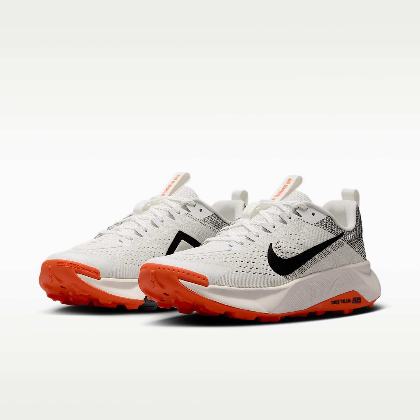 Nike Wildhorse 10 Traillaufschuh (Herren) – Summit White/Safety Orange/Phantom/Schwarz