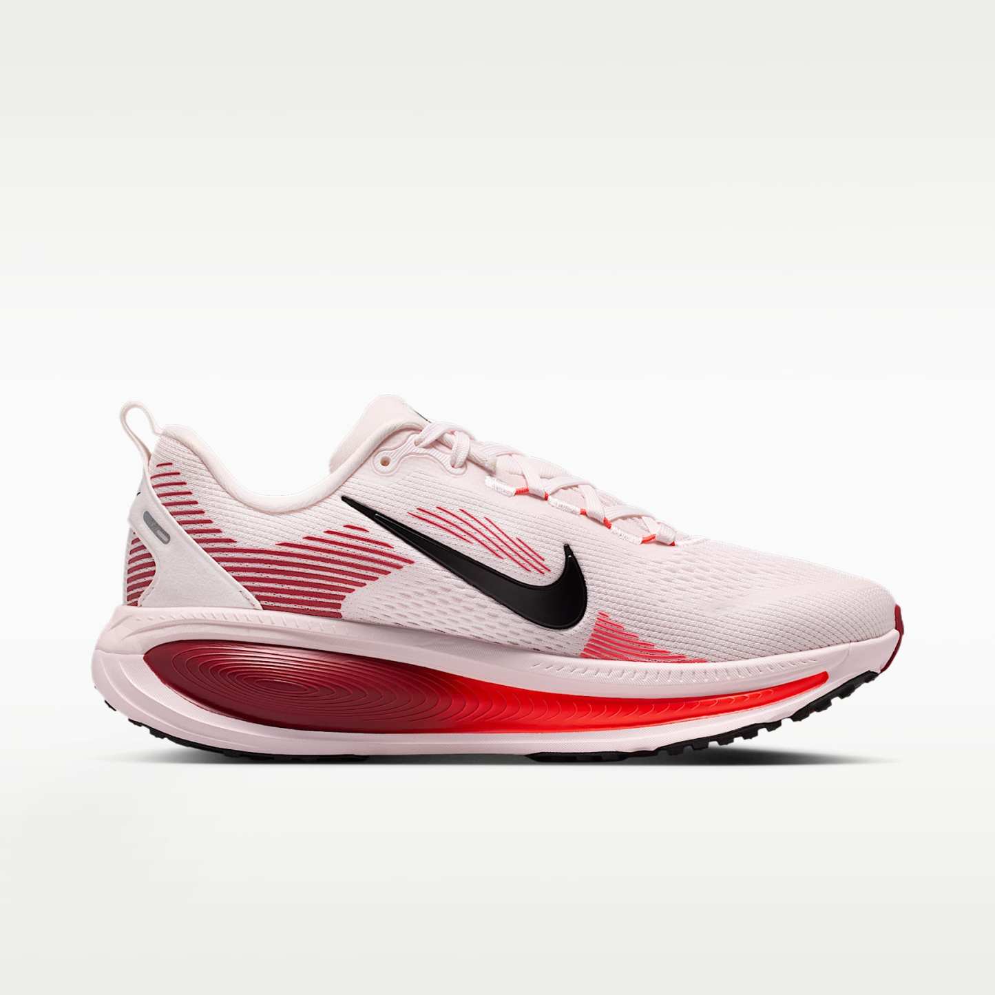 Nike Vomero 18 Straßenlaufschuh (Damen) – Pearl Pink/Team Crimson/Bright Crimson/Schwarz
