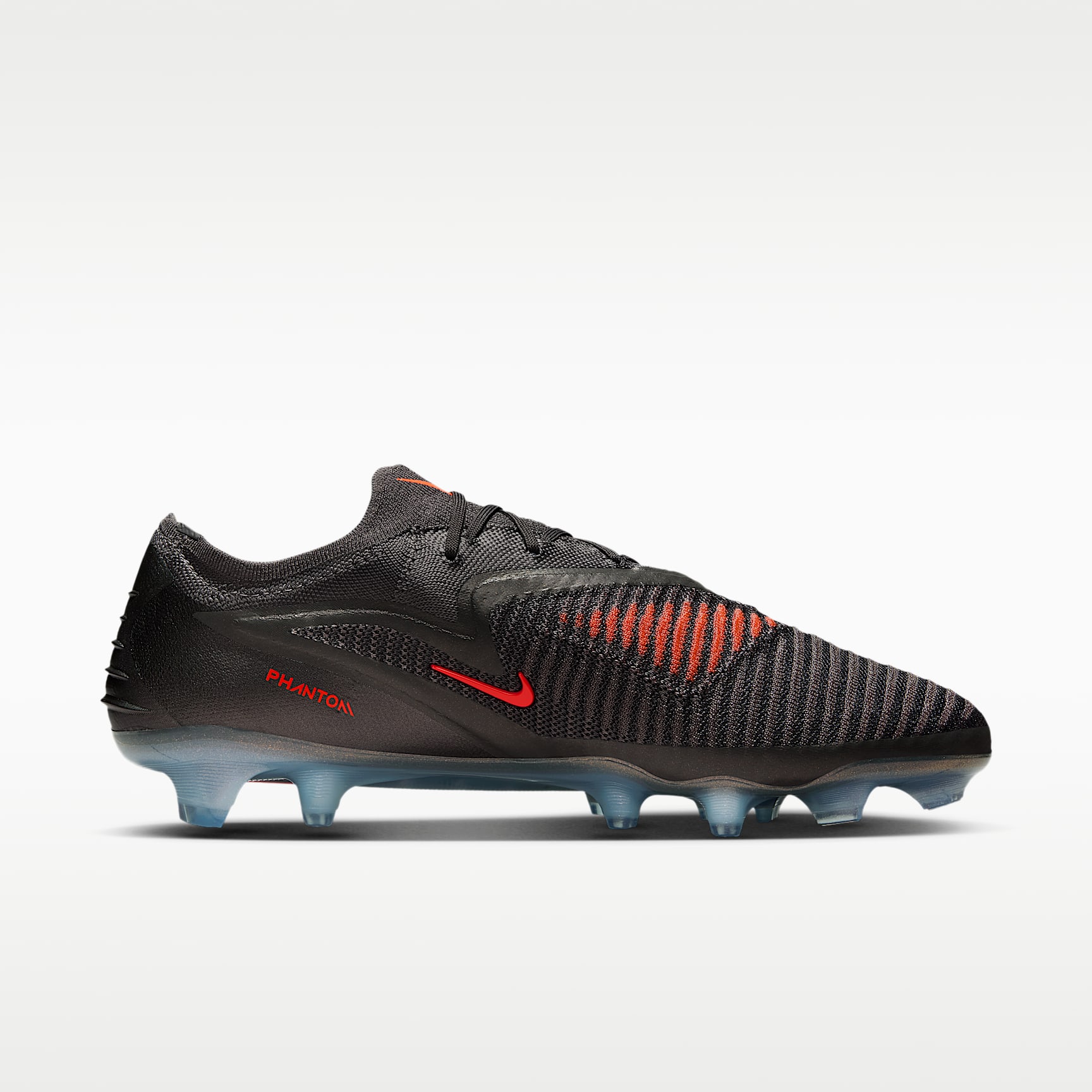 Nike Phantom 6 Low Elite LV8 Fußballschuh für normalen Rasen – Medium Ash/Schwarz/Gold Amber