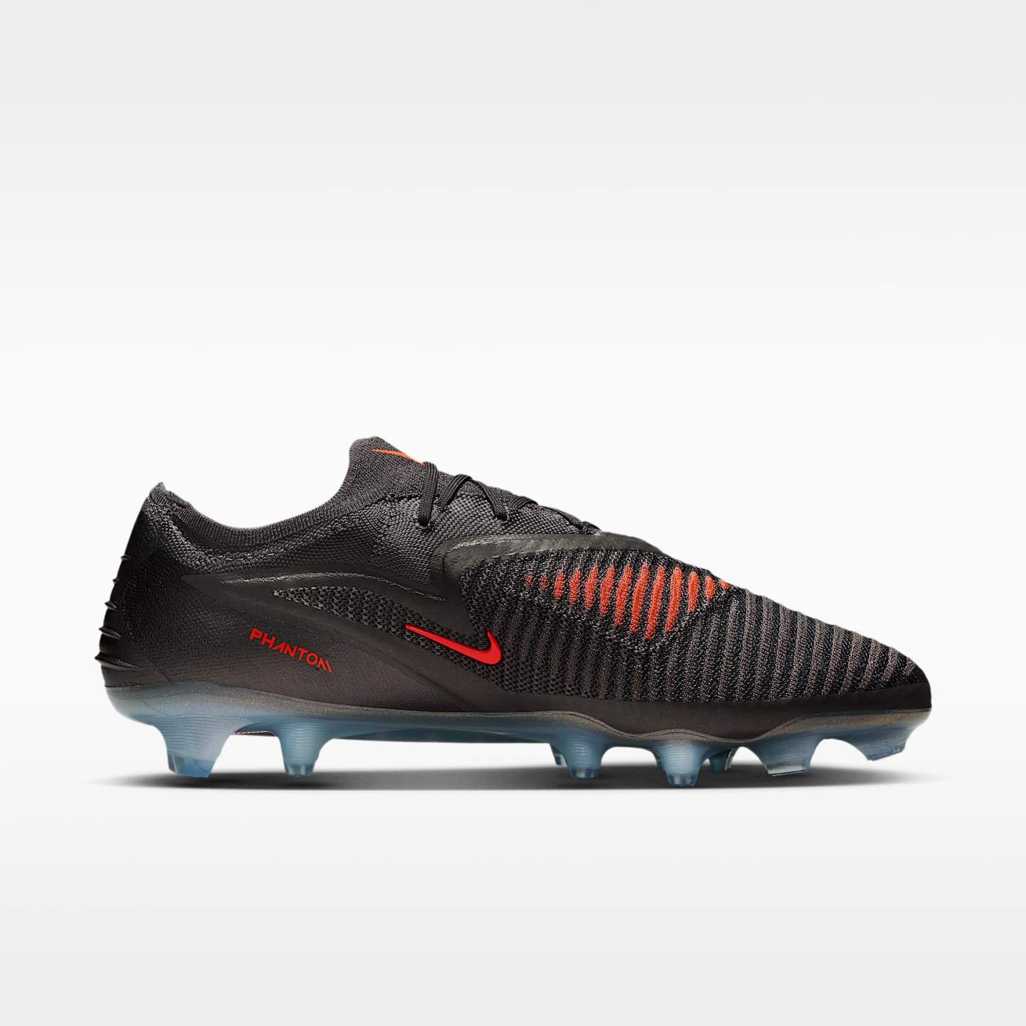 Nike Phantom 6 Low Elite LV8 Fußballschuh für normalen Rasen – Medium Ash/Schwarz/Gold Amber