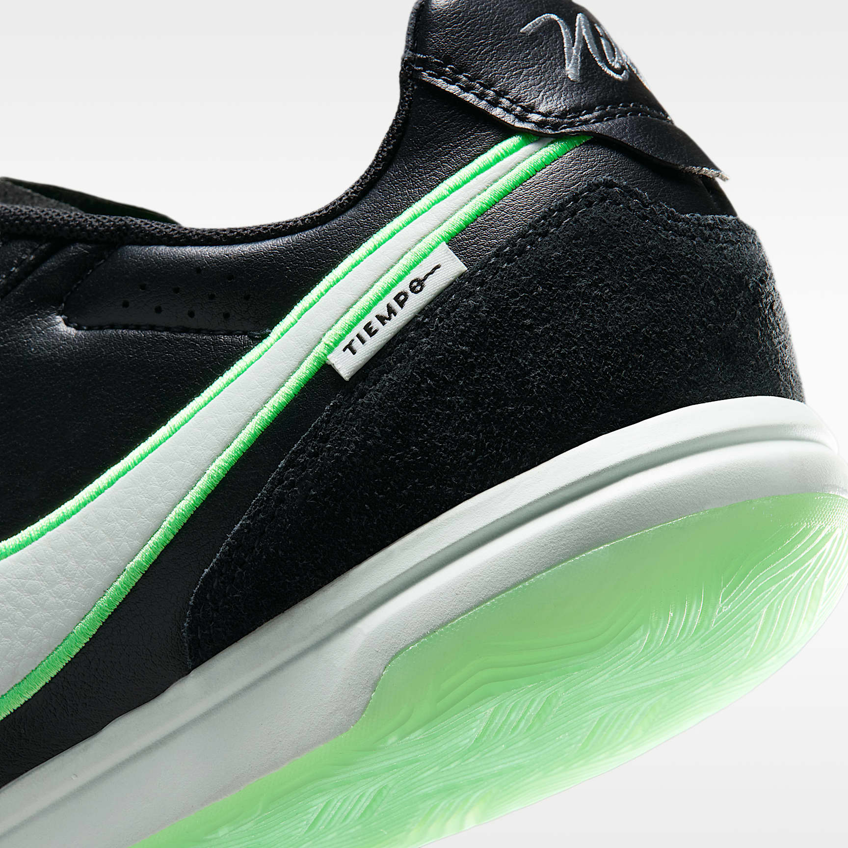 Nike Tiempo Streetgato Low-Top-Fußballschuh für Hallen- und Hartplätze – Schwarz/Schwarz/Illusion Green