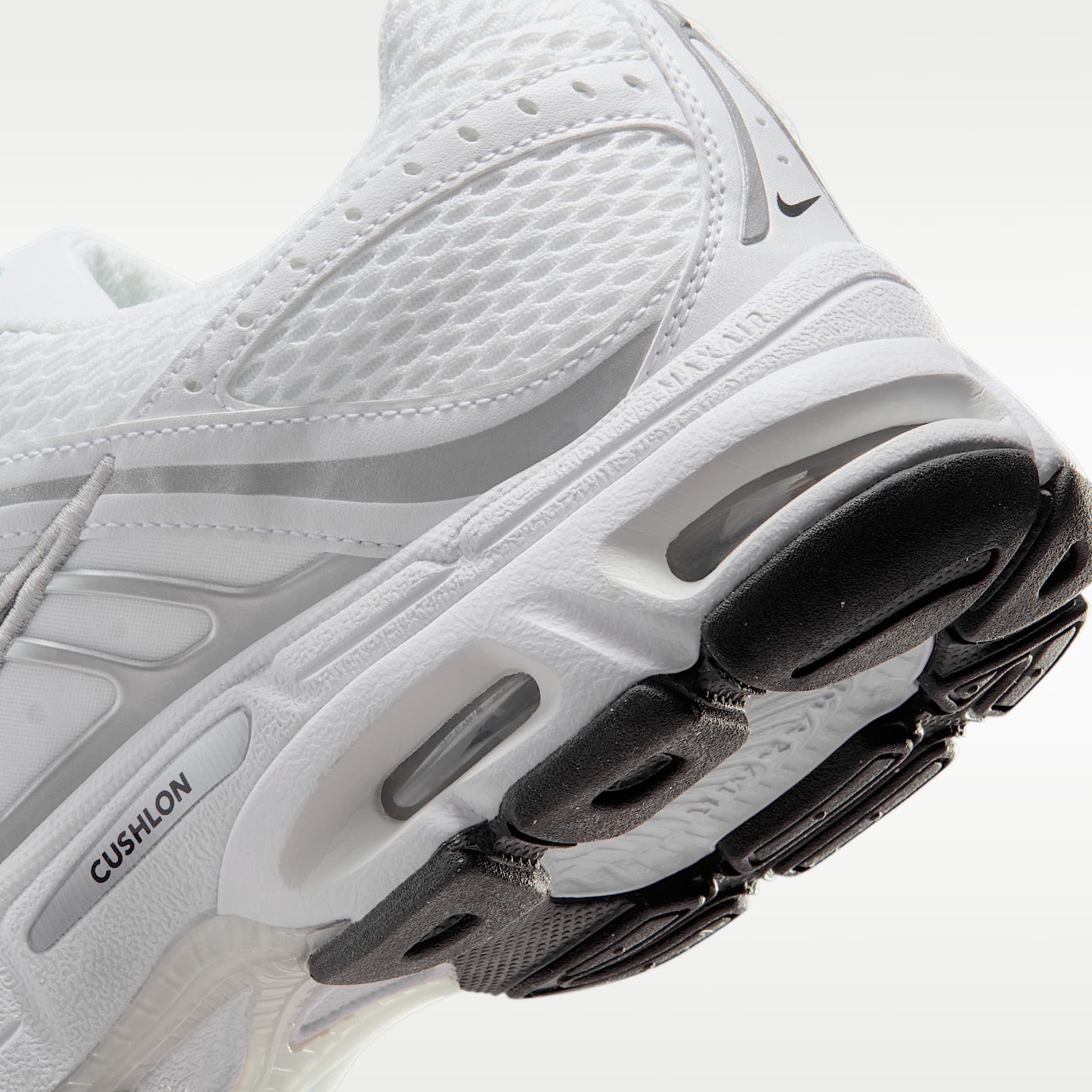 Nike Air Max Moto 2K Schuh (Herren) – Weiß/Metallic Silver/Photon Dust/Schwarz
