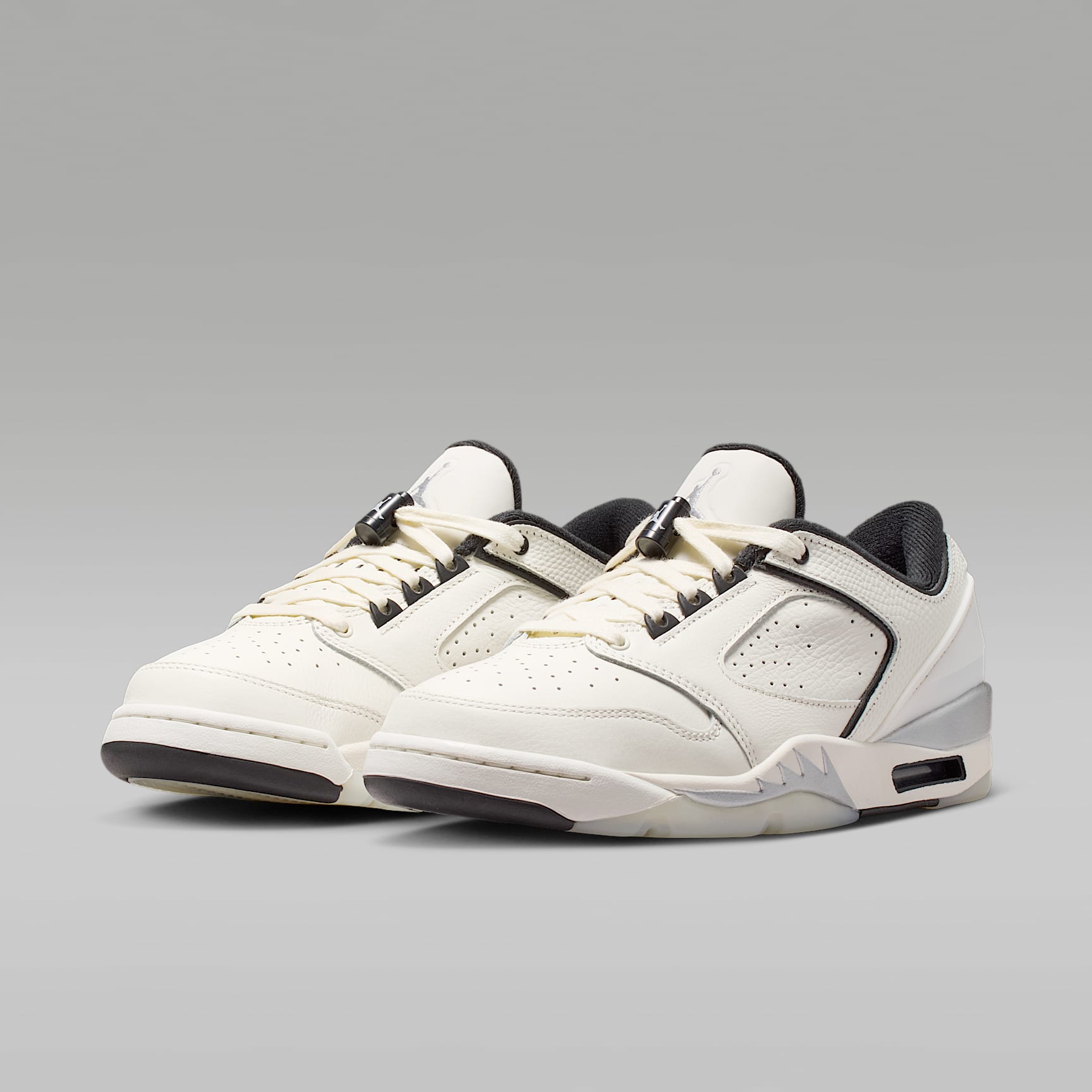 Jordan Sixty Plus Low Damenschuh – Sail/Schwarz/Swan/Metallic Silver