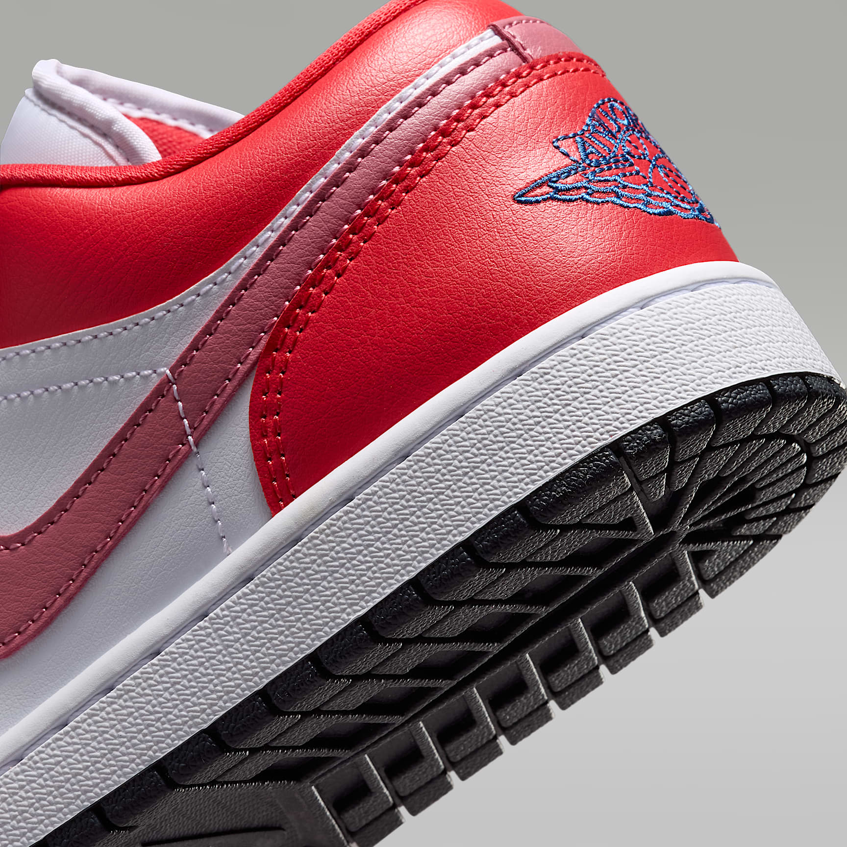 Air Jordan 1 Low Damenschuh – Track Red/Weiß/Desert Berry/True Blue