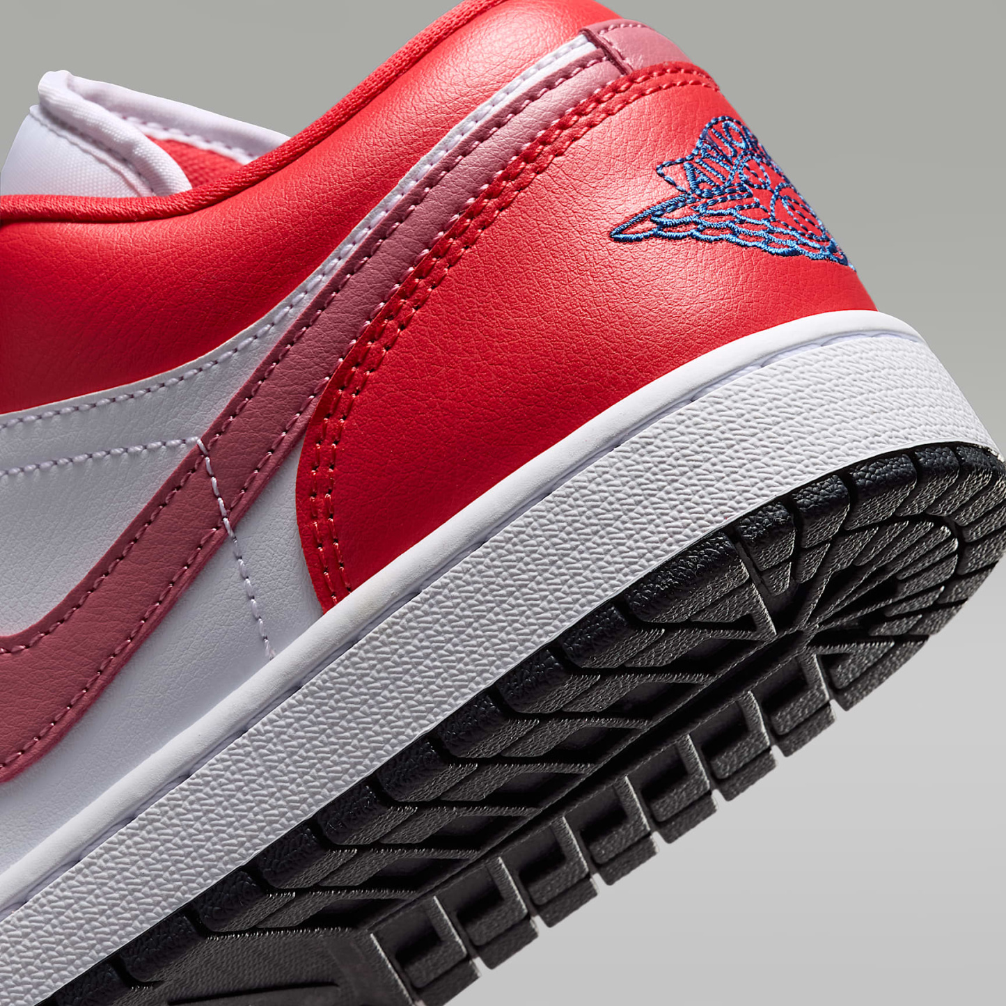 Air Jordan 1 Low Damenschuh – Track Red/Weiß/Desert Berry/True Blue