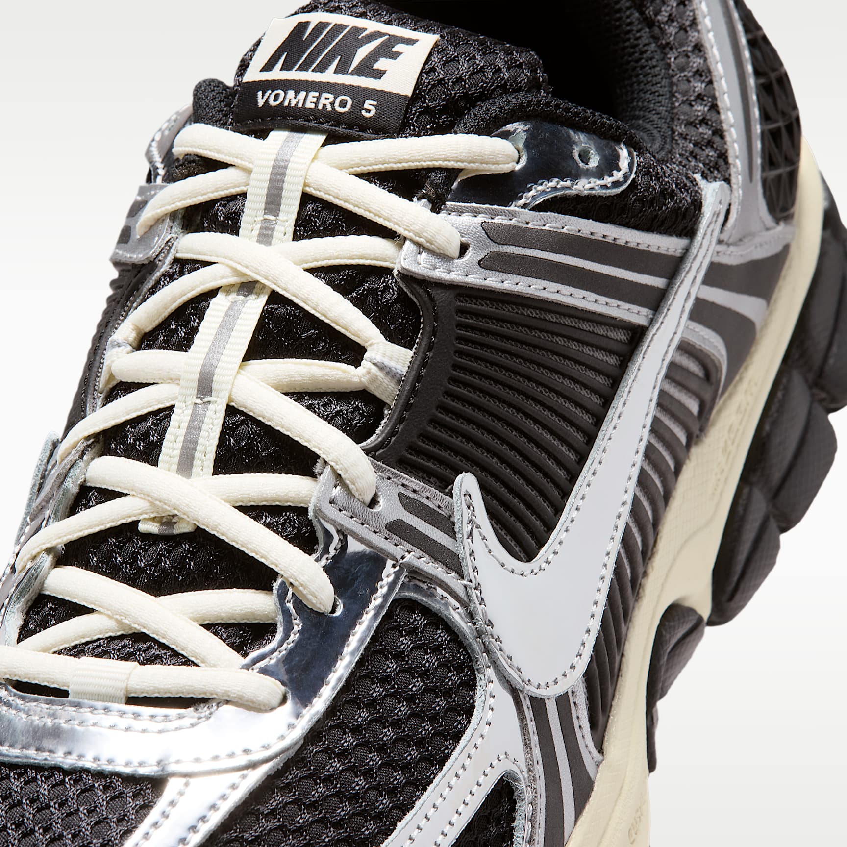 Nike Zoom Vomero 5 Schuh (Herren) – Schwarz/Metallic Silver/Coconut Milk/Chrome