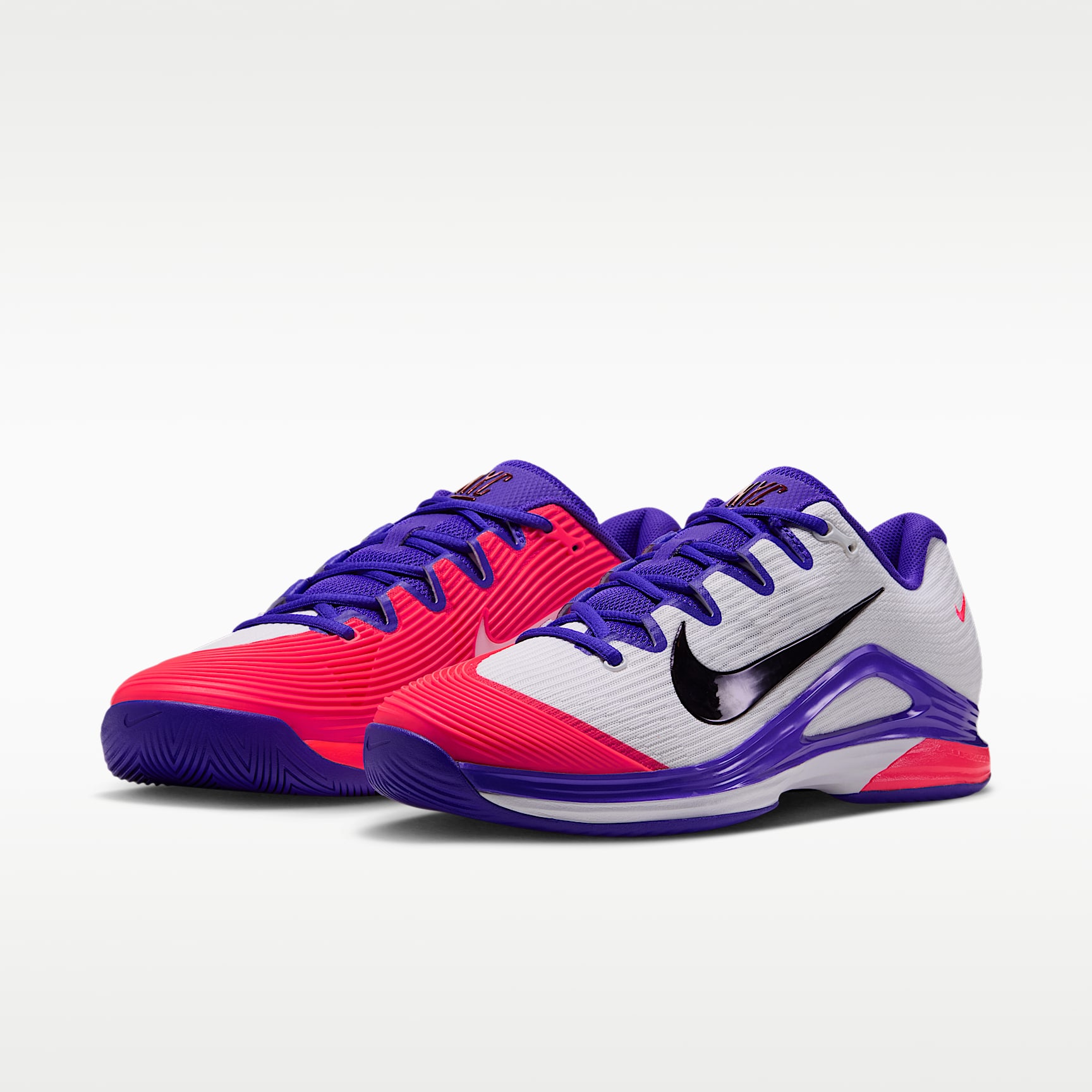 Nike Vapor 12 PRM Tennisschuh für Hartplätze (Herren) – Weiß/Dark Concord/Bright Crimson/Burgundy Ash