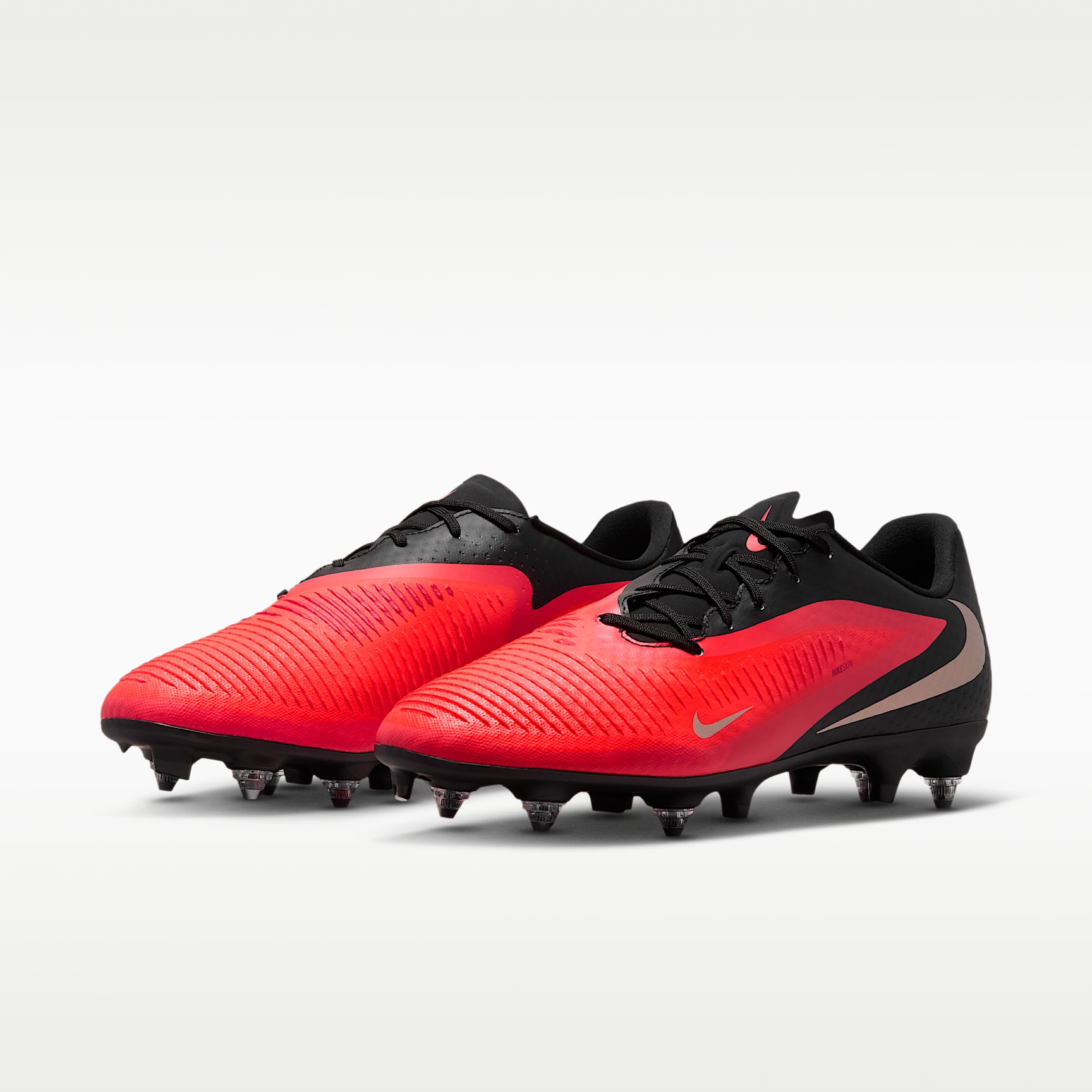 Nike Phantom 6 Low Academy Fußballschuh für weichen Rasen – Bright Crimson/Schwarz/Blur