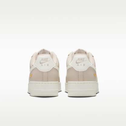 Nike Air Force 1 '07 Schuh (Damen) – Cream II/Metallic Gold/Sail