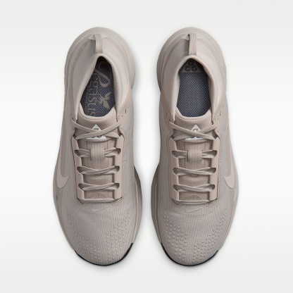 ACG Pegasus Trail GORE-TEX wasserdichter Traillaufschuh (Herren) – Cream II/Light Orewood Brown