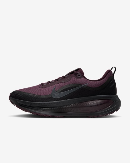 Nike Vomero 18 GORE-TEX wasserdichter Straßenlaufschuh mit reflektierenden Akzenten (Herren) – Burgundy Crush/Burgundy Crush/Schwarz