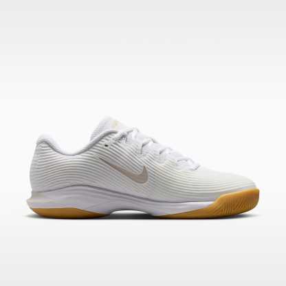 Nike Vapor 12 Tennisschuh für Hartplätze (Damen) – Weiß/Summit White/Linen/Light Orewood Brown