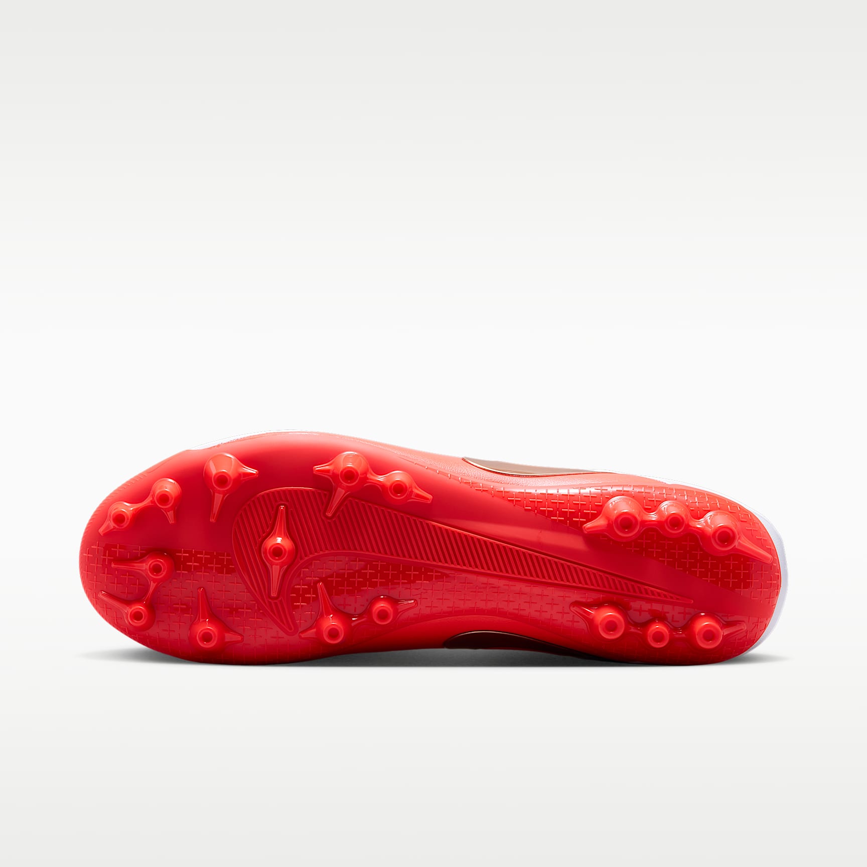 Nike Tiempo Maestro Academy Low Top Fußballschuh für Kunstrasen – Weiß/Bright Crimson/Blur