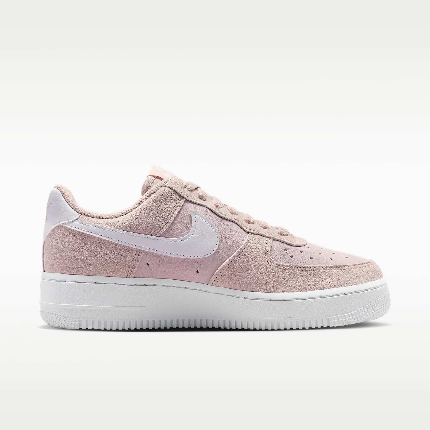 Air Force 1 '07 Low SE Schuh (Damen) – Silt Red/Pink Foam/Metallic Gold/Weiß