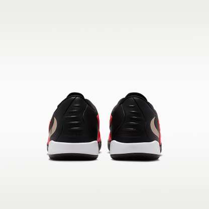 Nike Phantom 6 Low Academy Fußballschuh für Hallen- und Hartplätze – Bright Crimson/Schwarz/Blur