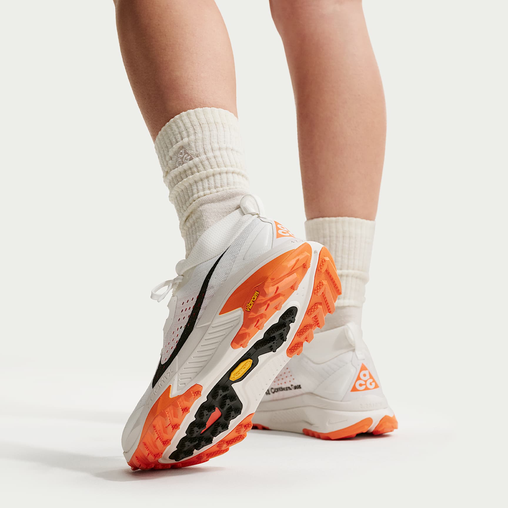 ACG Zegama Trail Traillaufschuh (Damen) – Summit White/Phantom/Safety Orange/Schwarz