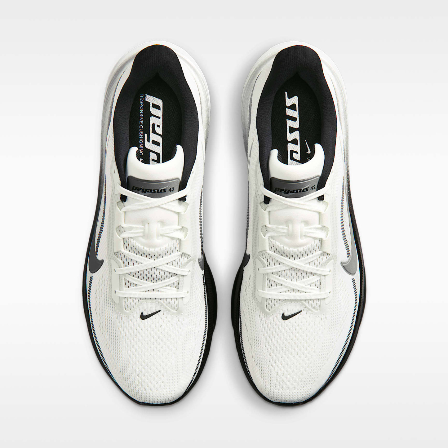 Nike Pegasus 42 Straßenlaufschuh (Herren) – Summit White/Photon Dust/Schwarz/Metallic Silver