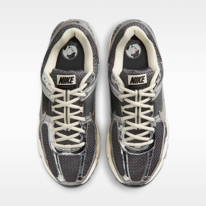 Nike Zoom Vomero 5 Schuh (Herren) – Iron Grey/Metallic Silver/Coconut Milk/Chrome