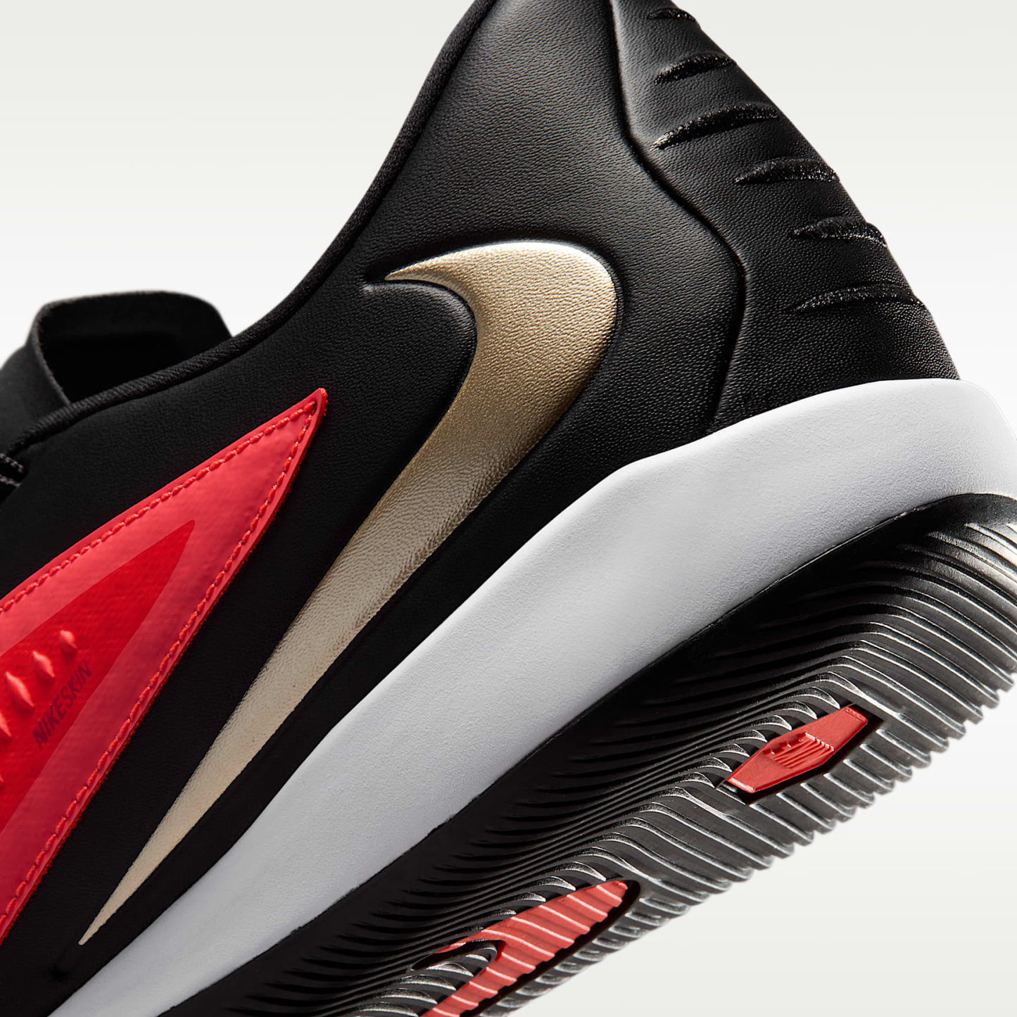 Nike Phantom 6 Low Academy Fußballschuh für Hallen- und Hartplätze – Bright Crimson/Schwarz/Blur