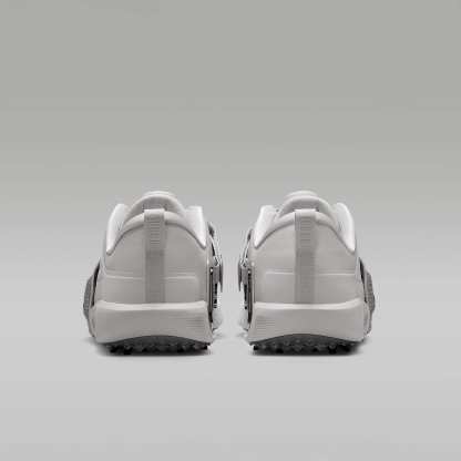 Jordan Air Rev Golfschuh – Neutral Grey/Metallic Silver/Schwarz