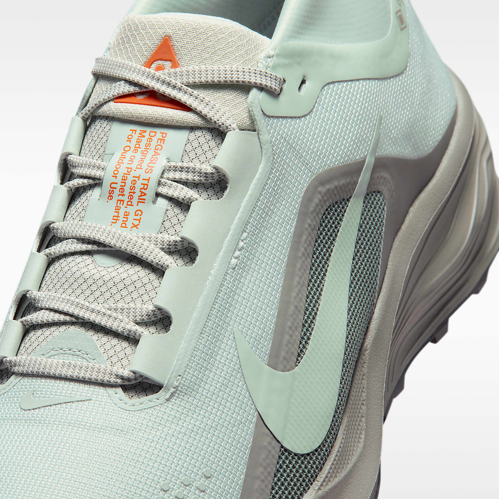 ACG Pegasus Trail GORE-TEX wasserdichter Traillaufschuh (Herren) – Light Silver/Light Army/Safety Orange/Light Silver