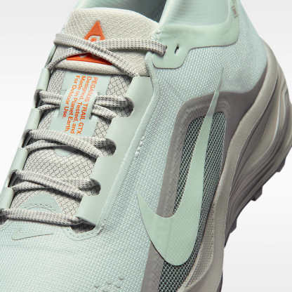 ACG Pegasus Trail GORE-TEX wasserdichter Traillaufschuh (Herren) – Light Silver/Light Army/Safety Orange/Light Silver