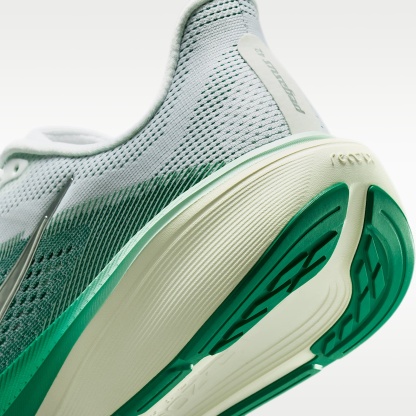 Nike Pegasus 42 Straßenlaufschuh (Damen) – Weiß/Malachite/Barely Green/Metallic Silver