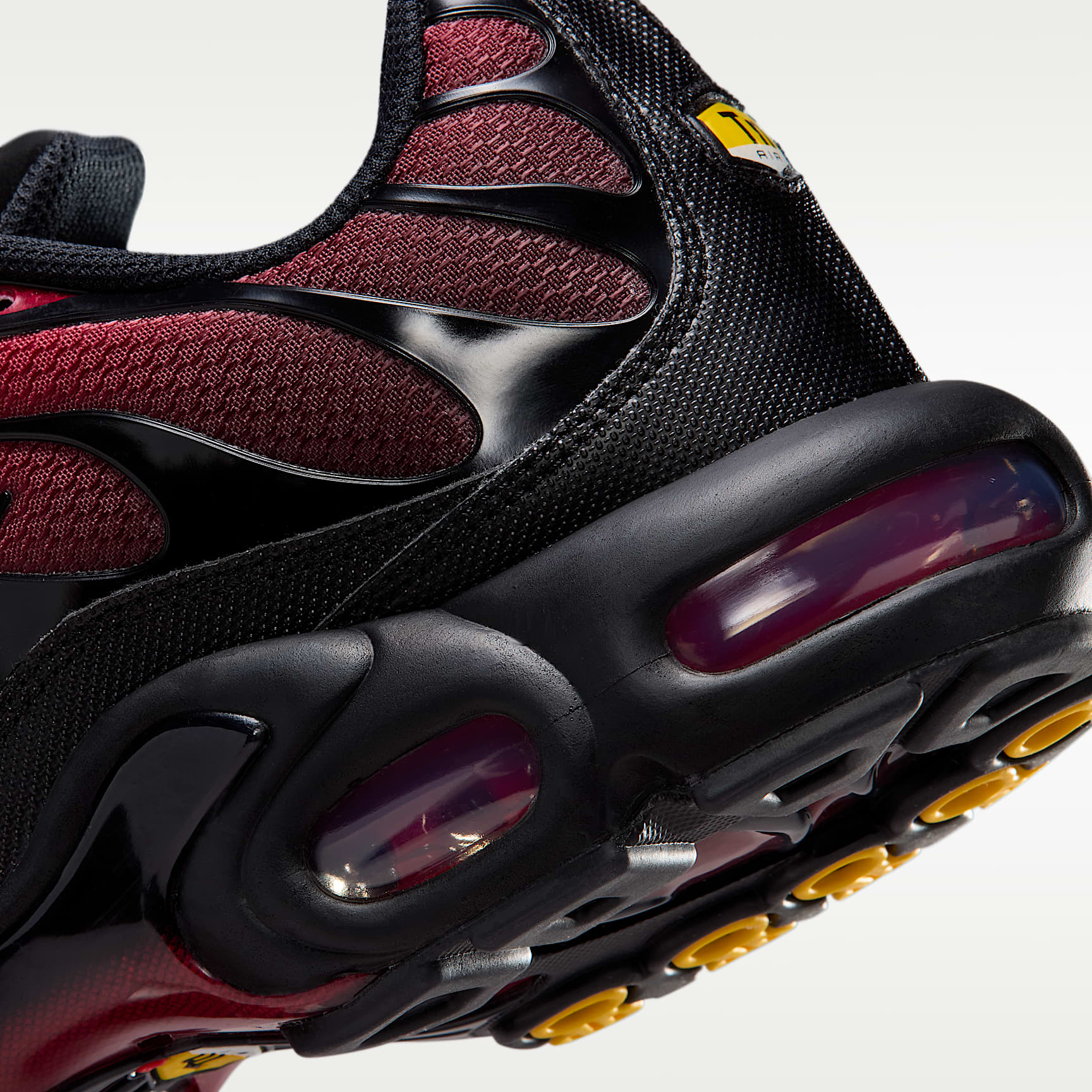 Nike Air Max Plus Schuh (Herren) – Tough Red/Schwarz/Mystic Dates/Grey Fog
