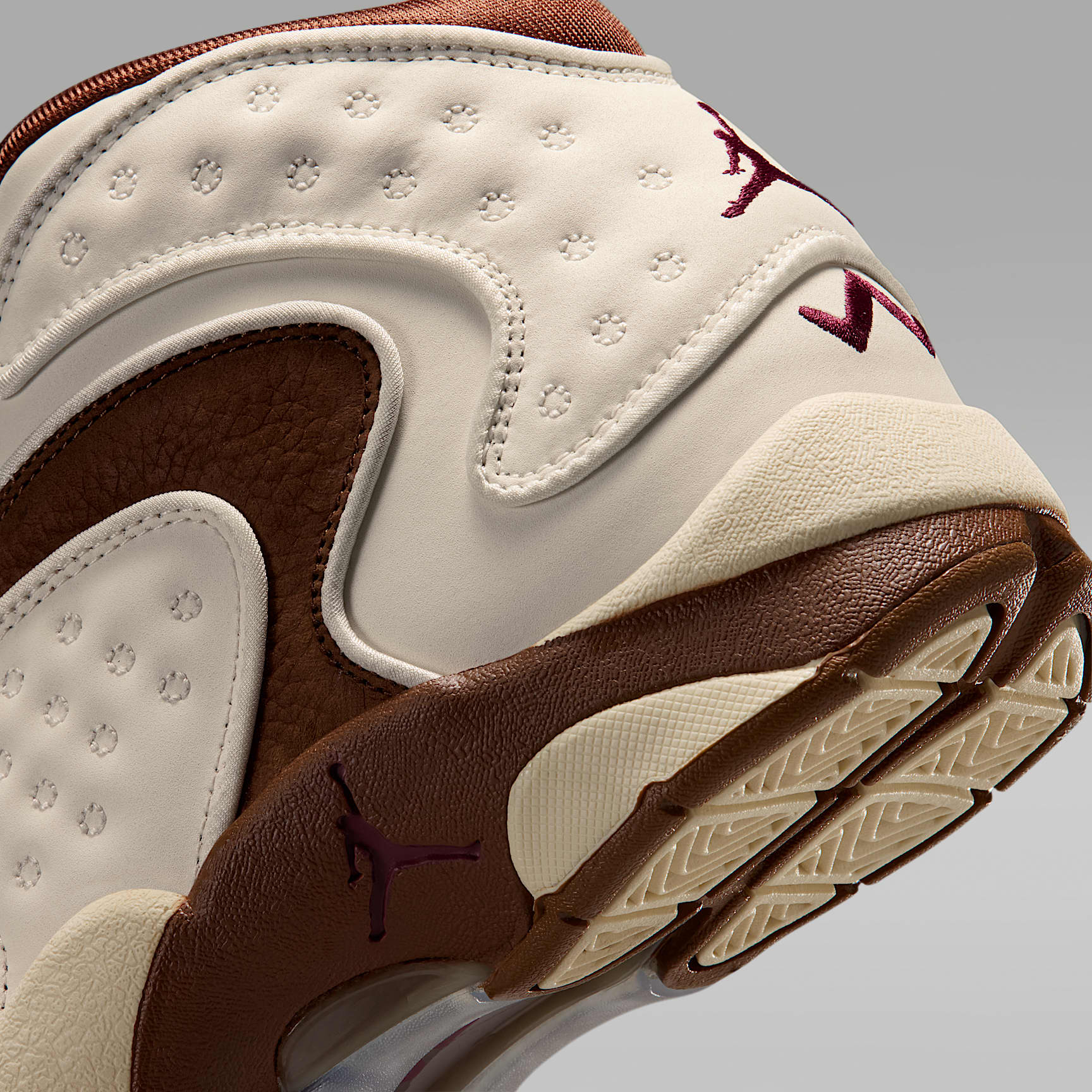 Air Jordan OG Damenschuh – Pale Ivory/Light British Tan/Muslin/Track Red