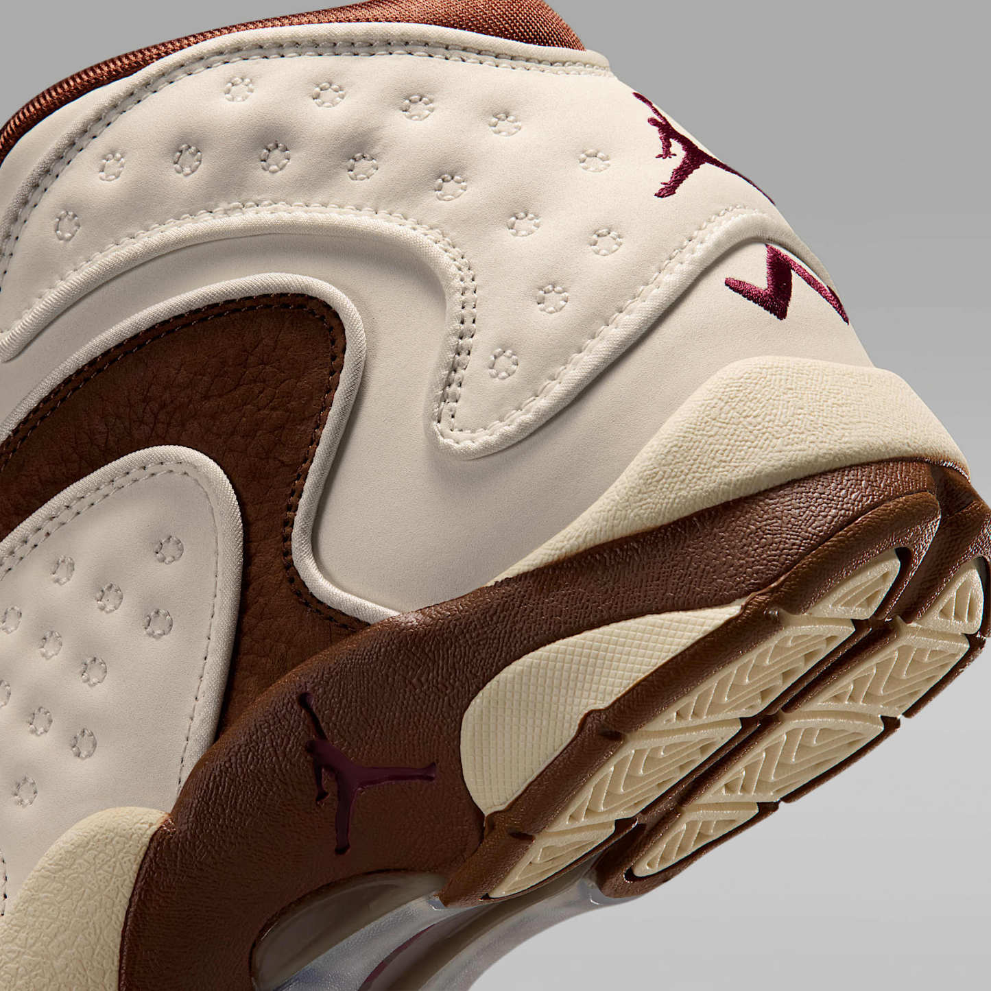 Air Jordan OG Damenschuh – Pale Ivory/Light British Tan/Muslin/Track Red