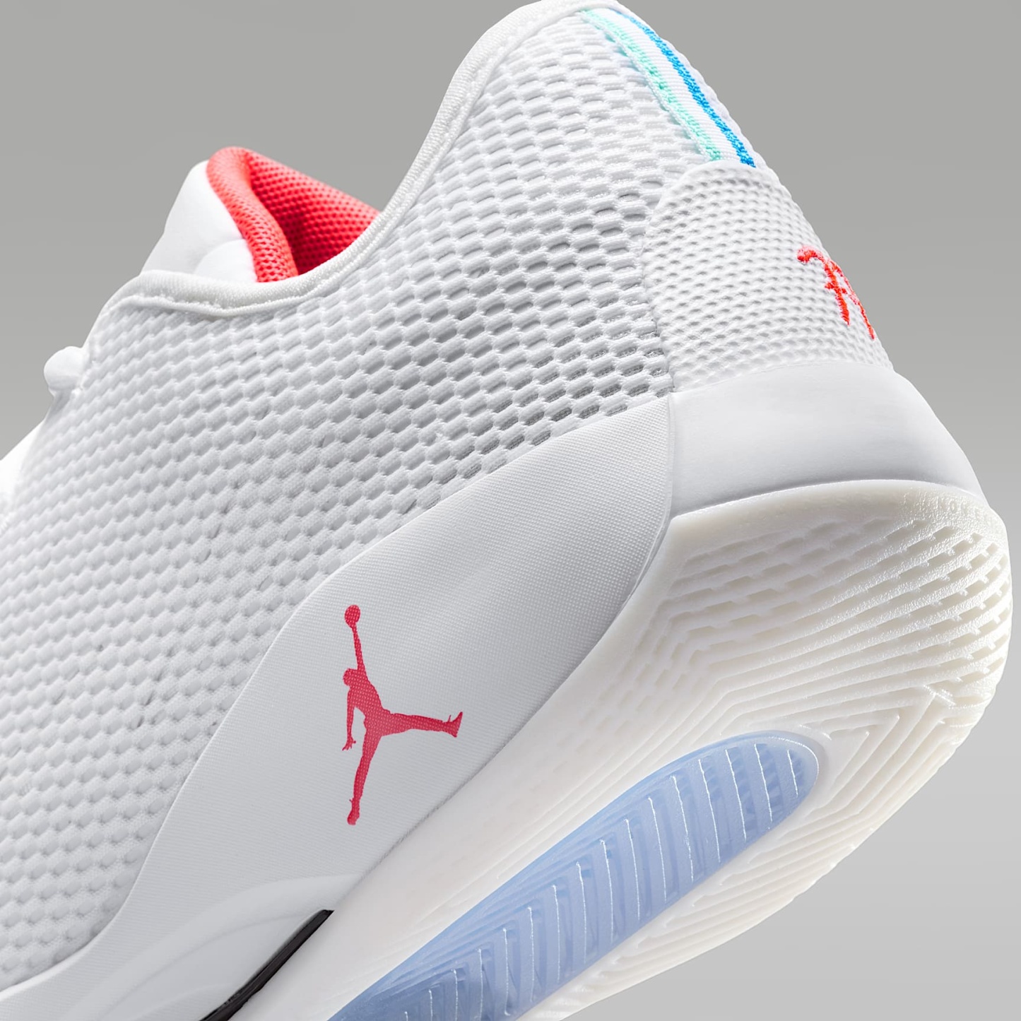 Luka 77 Basketballschuh – Weiß/Schwarz/Sail/Bright Crimson