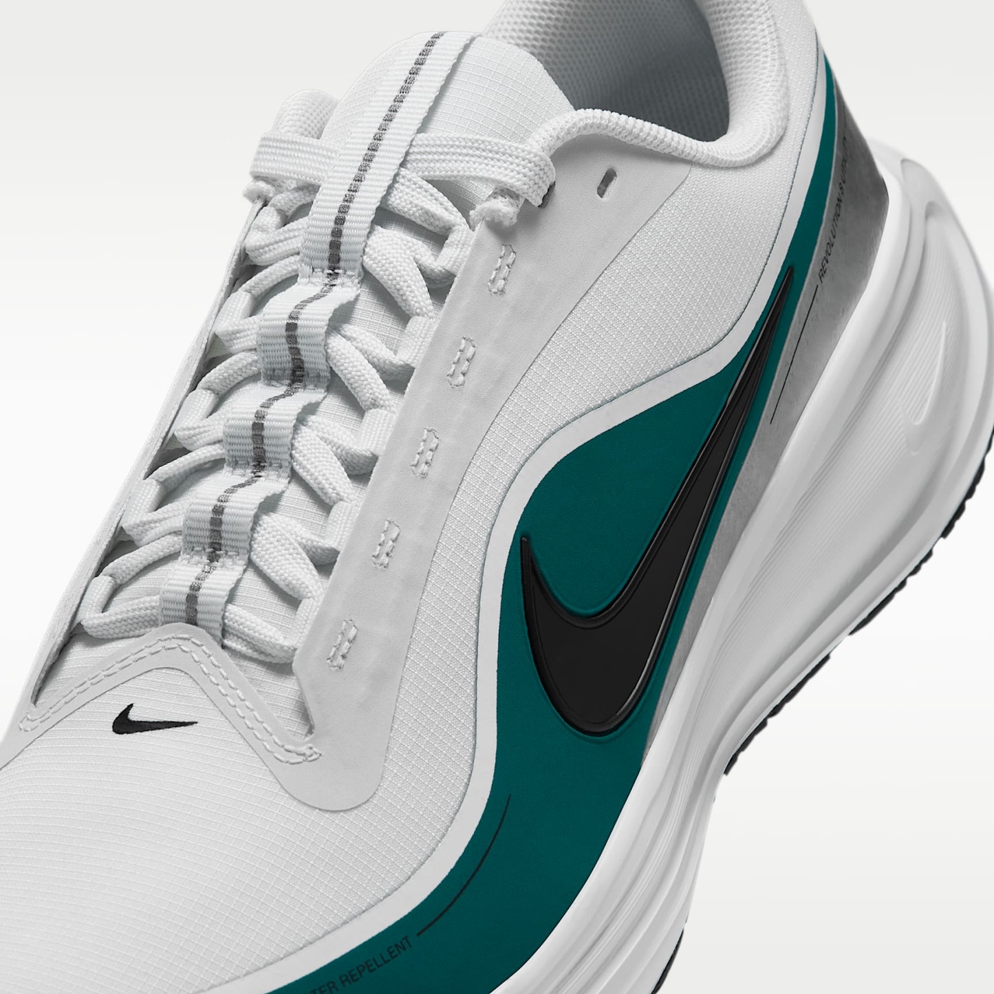 Nike Revolution 8 Utility Straßenlaufschuh (Herren) – Off White/Bright Spruce/Metallic Silver/Schwarz