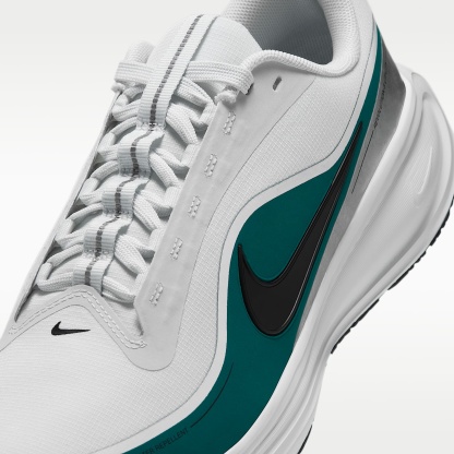 Nike Revolution 8 Utility Straßenlaufschuh (Herren) – Off White/Bright Spruce/Metallic Silver/Schwarz