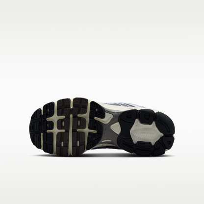 Nike Air Max Moto 2K Schuh für ältere Kinder – Platinum Tint/Cave Stone/Anthracite/Metallic Silver