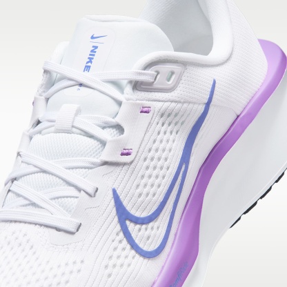 Nike Quest 6 Straßenlaufschuh (Damen) – Weiß/Schwarz/Bright Violet/Sapphire