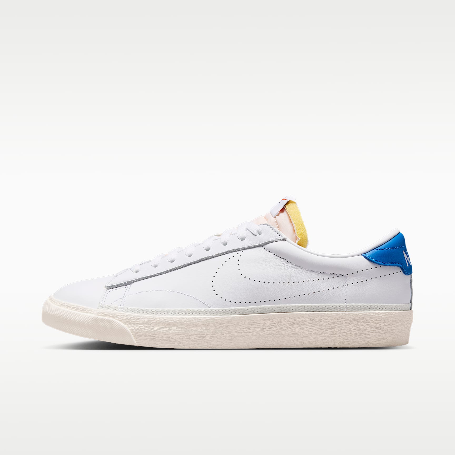 Nike Tennis Classic Schuh (Herren) – Weiß/Light Photo Blue/Team Orange/Weiß