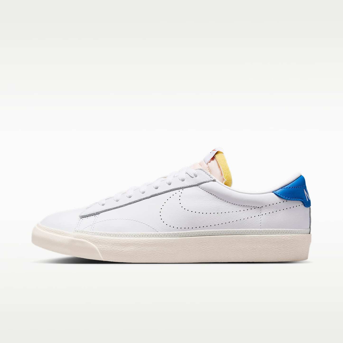 Nike Tennis Classic Schuh (Herren) – Weiß/Light Photo Blue/Team Orange/Weiß