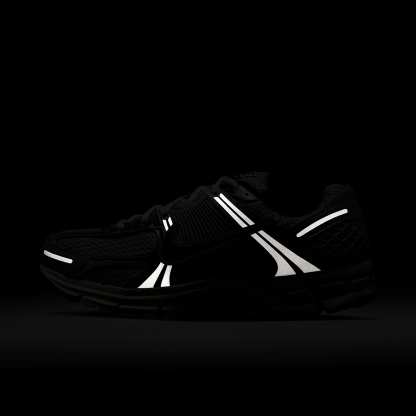 Nike Zoom Vomero 5 Schuh (Herren) – Grey Fog/Metallic Silver/Coconut Milk/Chrome